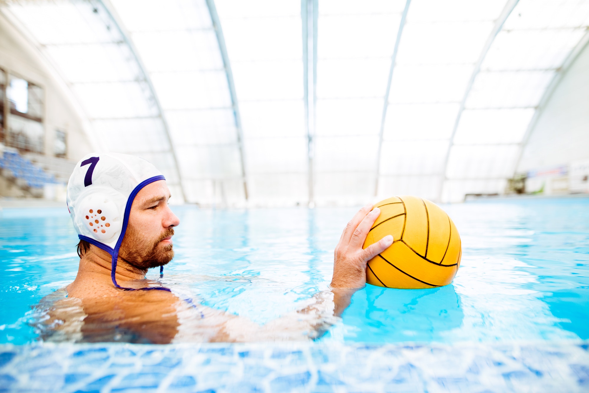 Water polo do play go. Водное поло игроки. Водное поло в тюбингах.